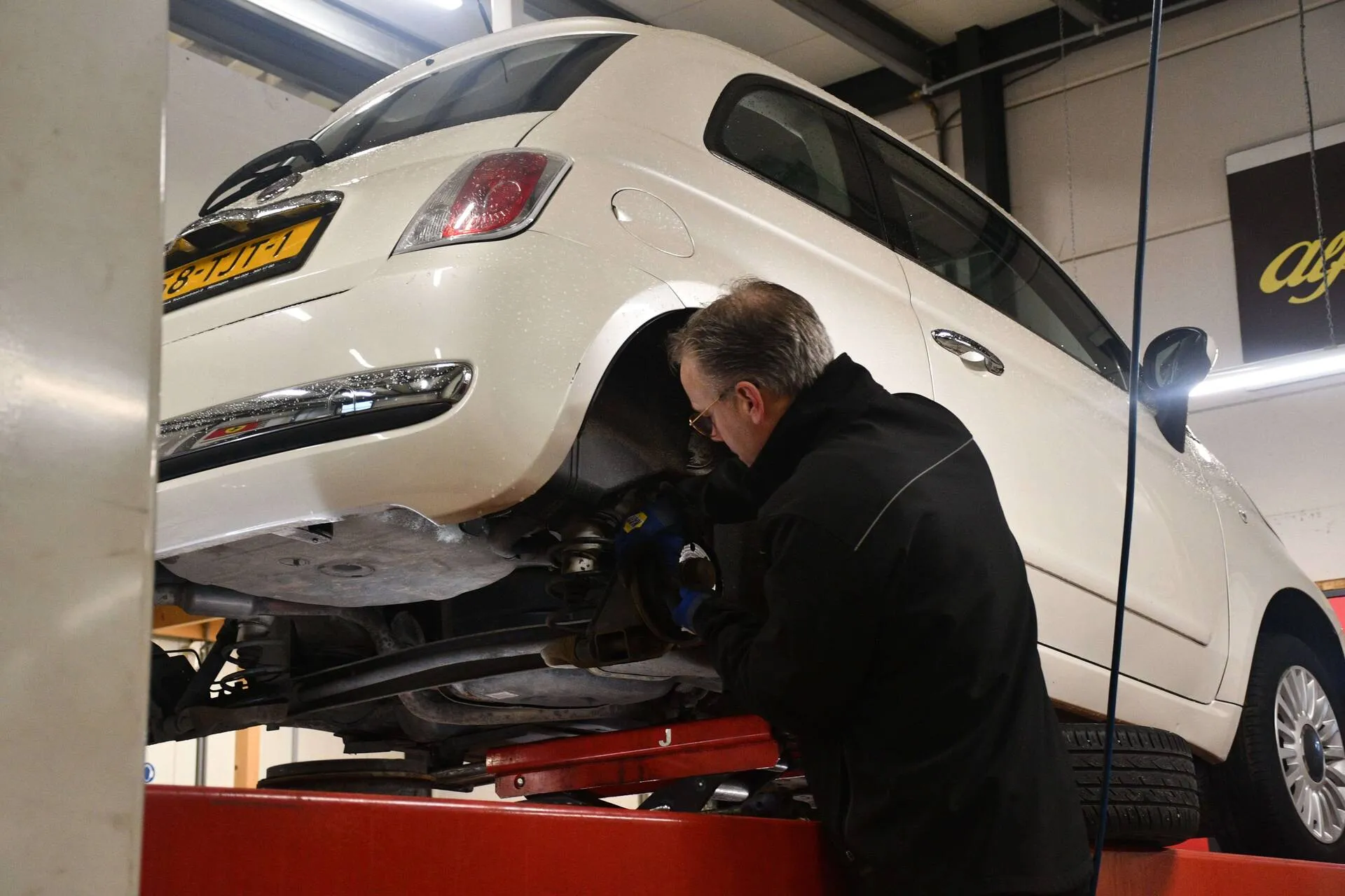 Foto van Sjouke, inspecteert een Fiat 500